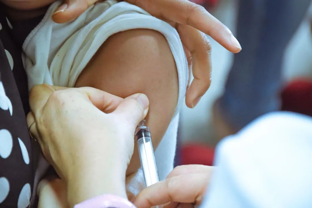 磕到破皮结痂抠掉了怎么办,磕到手肘麻筋破皮流血了