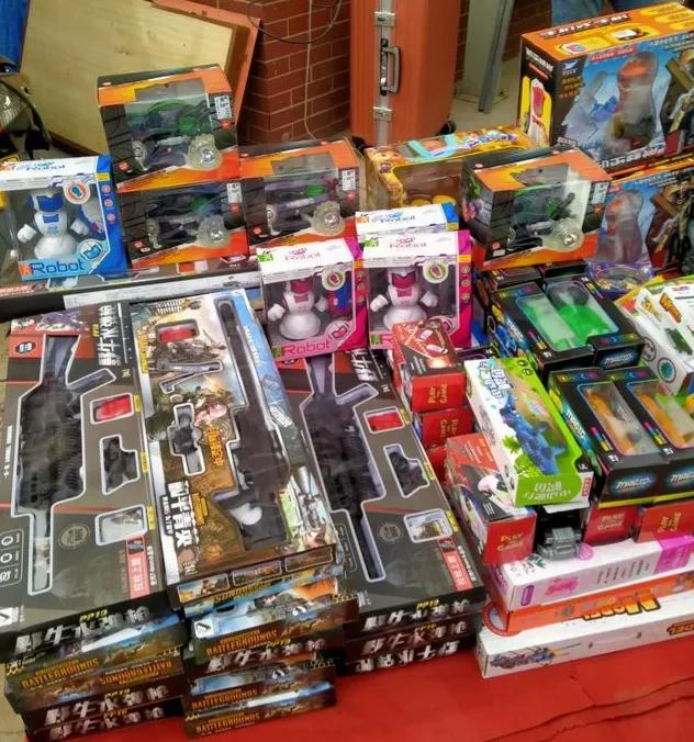 发现一个小商机摆摊卖玩具,小学生摆摊卖挂件小玩具