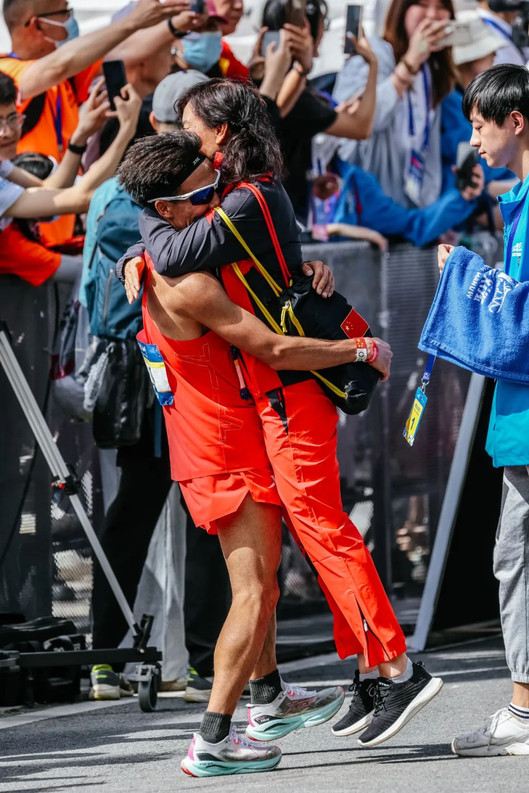 武汉马拉松冠军何杰接受采访,武汉何杰打破马拉松全国纪录