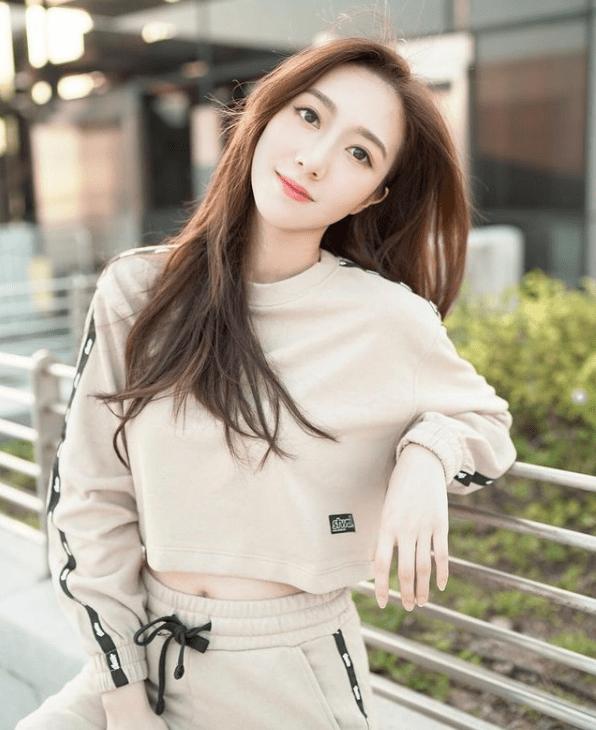 她是90后港姐，香港宅男女神，获高层赏识，活成平民港女上位范本