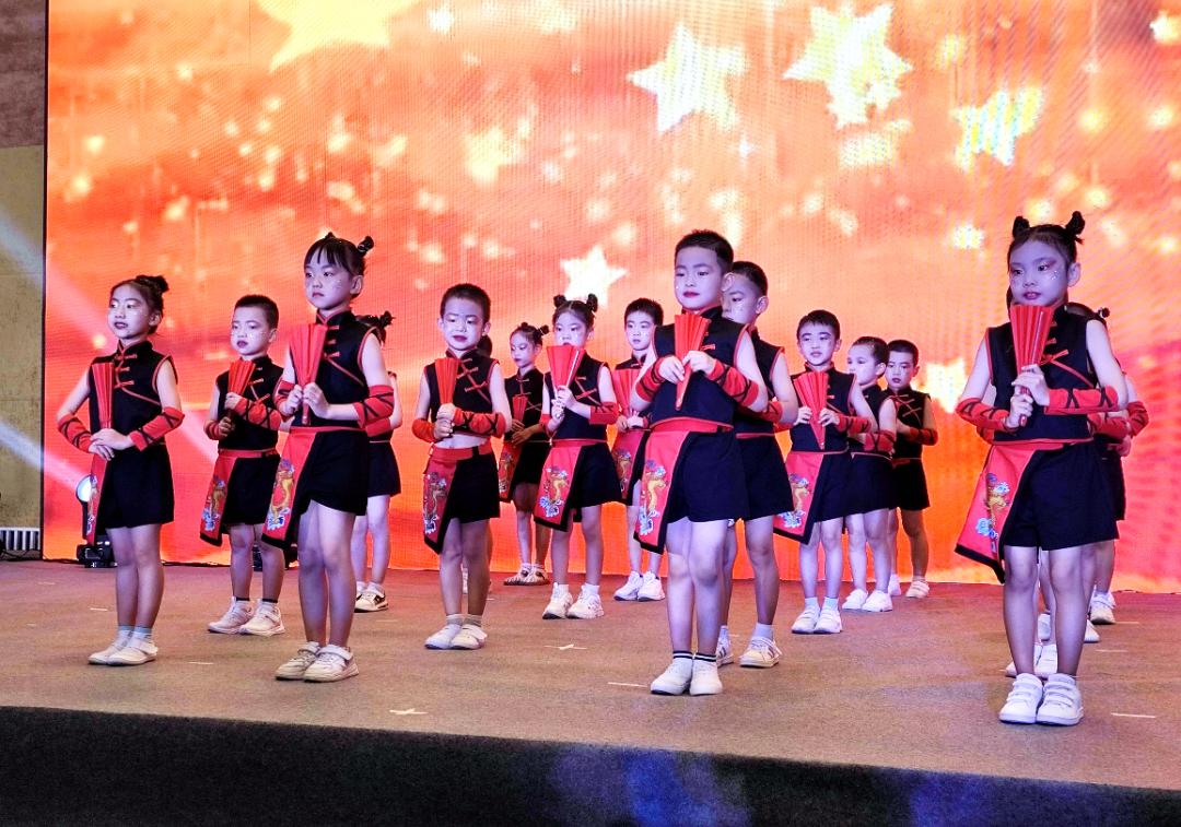 七彩童年活动环创,七彩童年庆六一活动