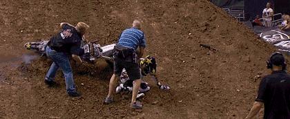 “老鼠贴粘到的，吃了不会犯法吧？”网友：争取死缓吧！哈哈哈