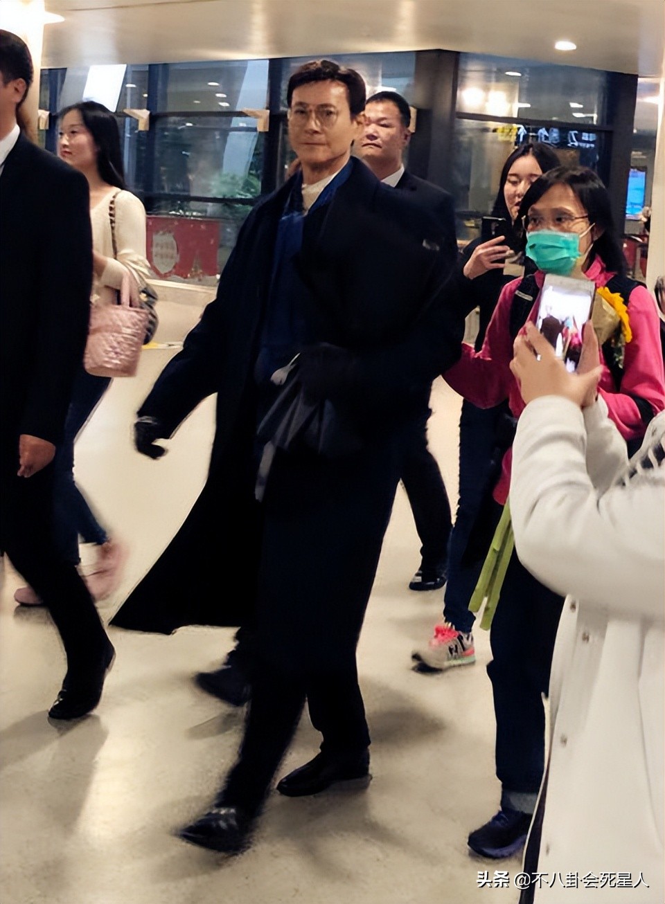 男人味也能“造假”？眉毛稀疏、画腹肌、贴鬓角，张艺兴差距最大