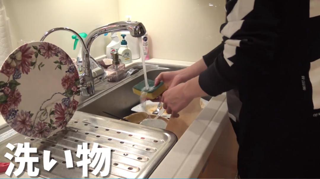 日本小哥同时被15个富婆*养包**，在镜头前唉声叹气：月入百万，很累