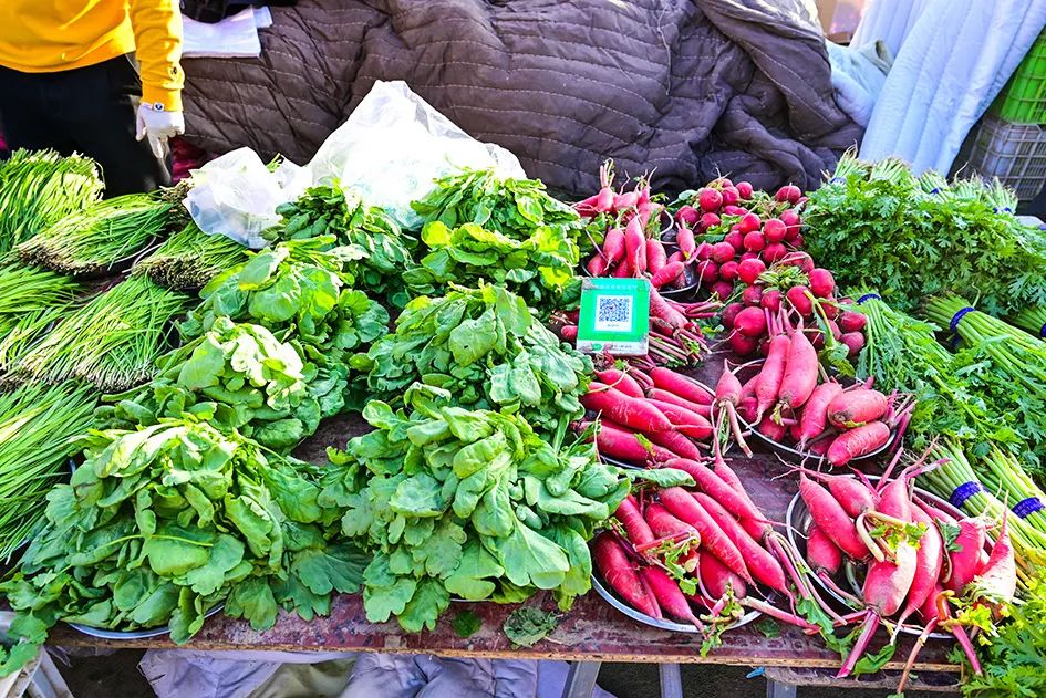 西山脚下的早市,闲逛最具人间烟火气的早市