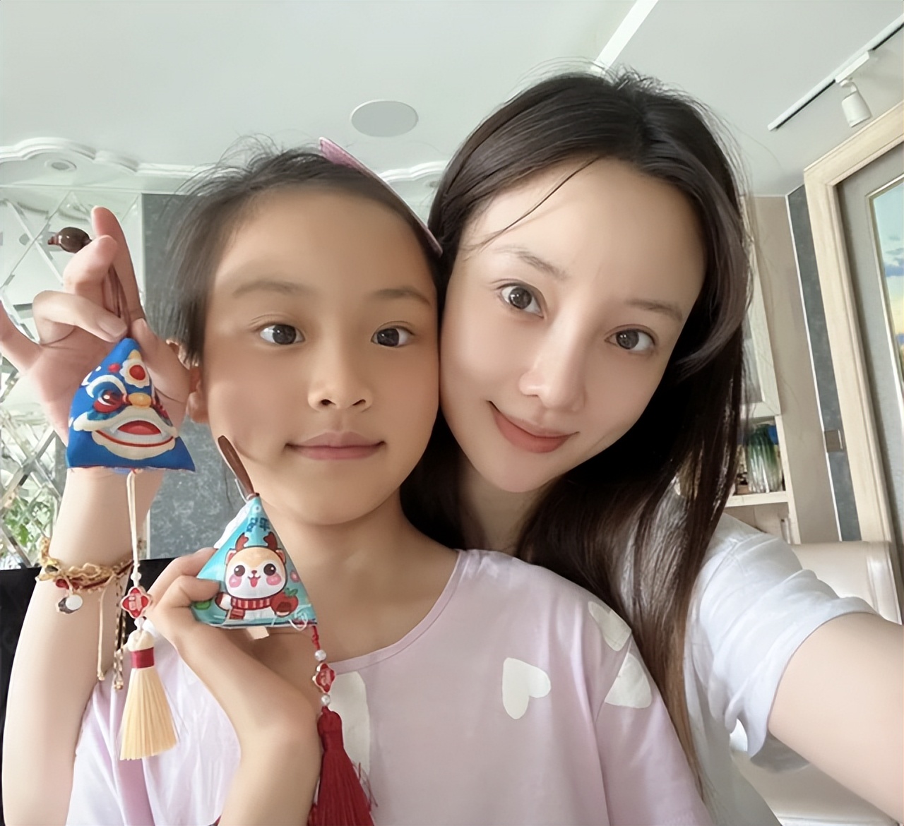 有一种尴尬叫“星二代玩性感”，*裤底**胸部全露，让明星父母都脸红