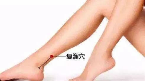 右腋窝臭是怎么回事,腋窝一个臭一个不臭