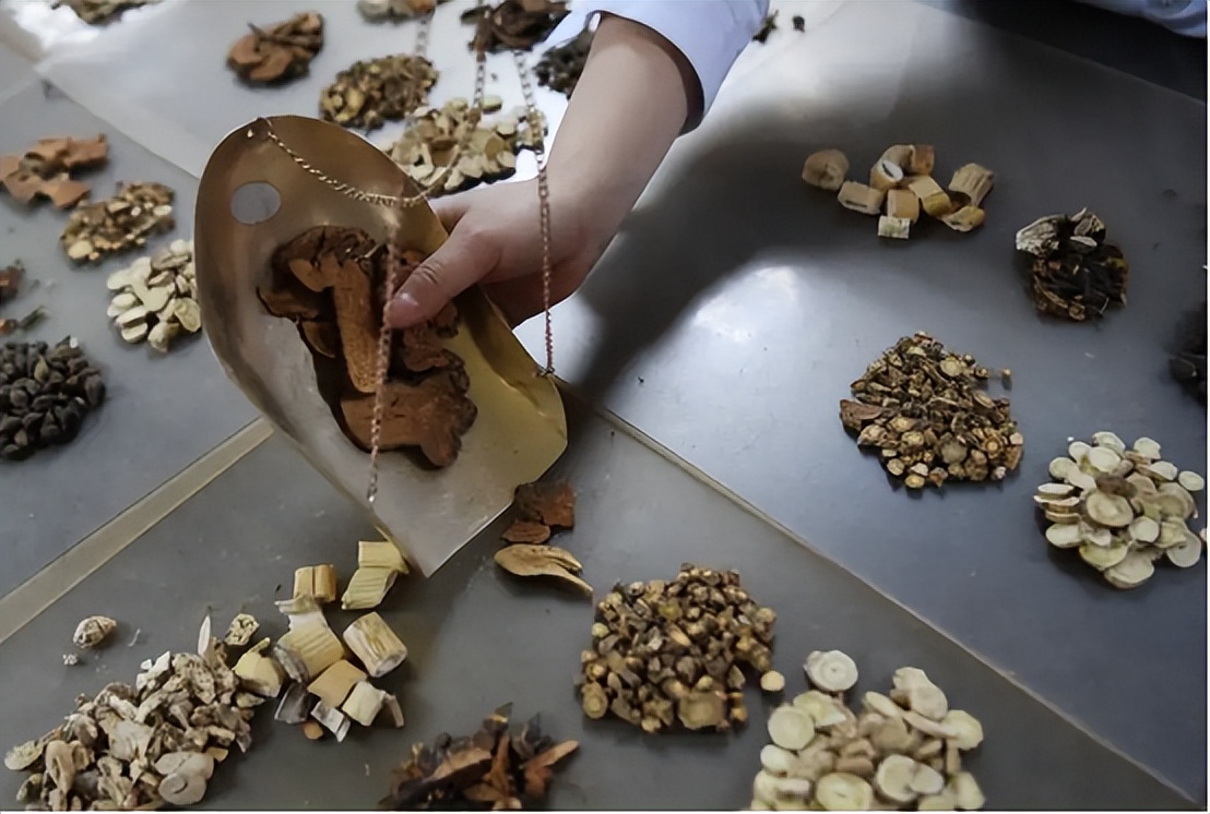 痛风是一个脚趾头痛还是全脚痛,痛风前兆脚趾关节疼饮食