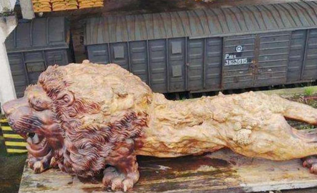 广西男子雕楠木,15米长东方雄狮根雕300万元拒卖