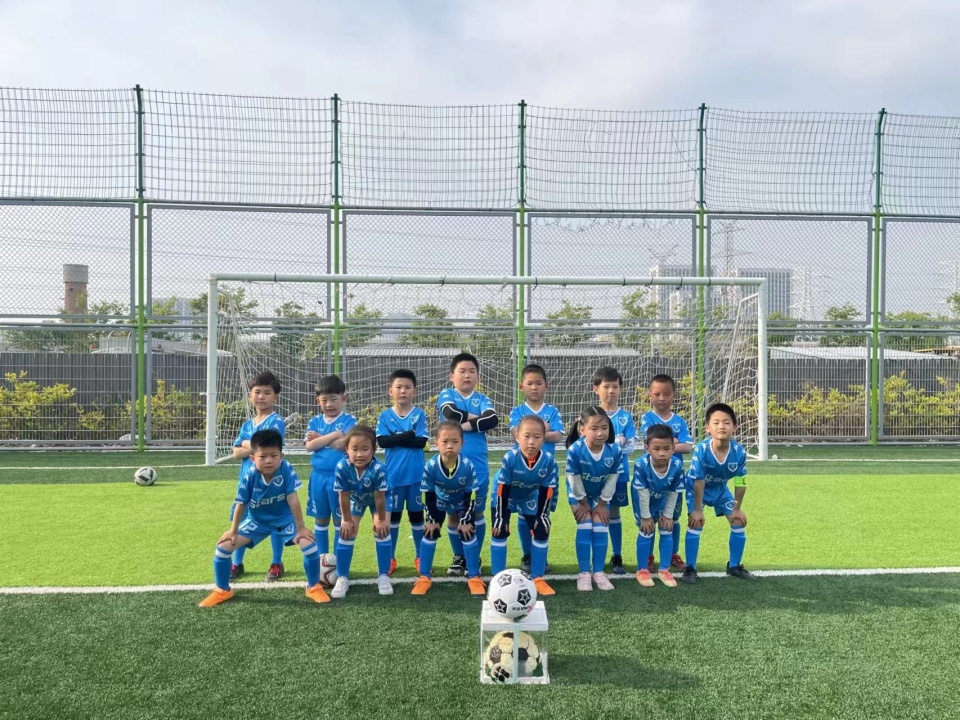 学校足球联赛打响,崂山区校园足球活动