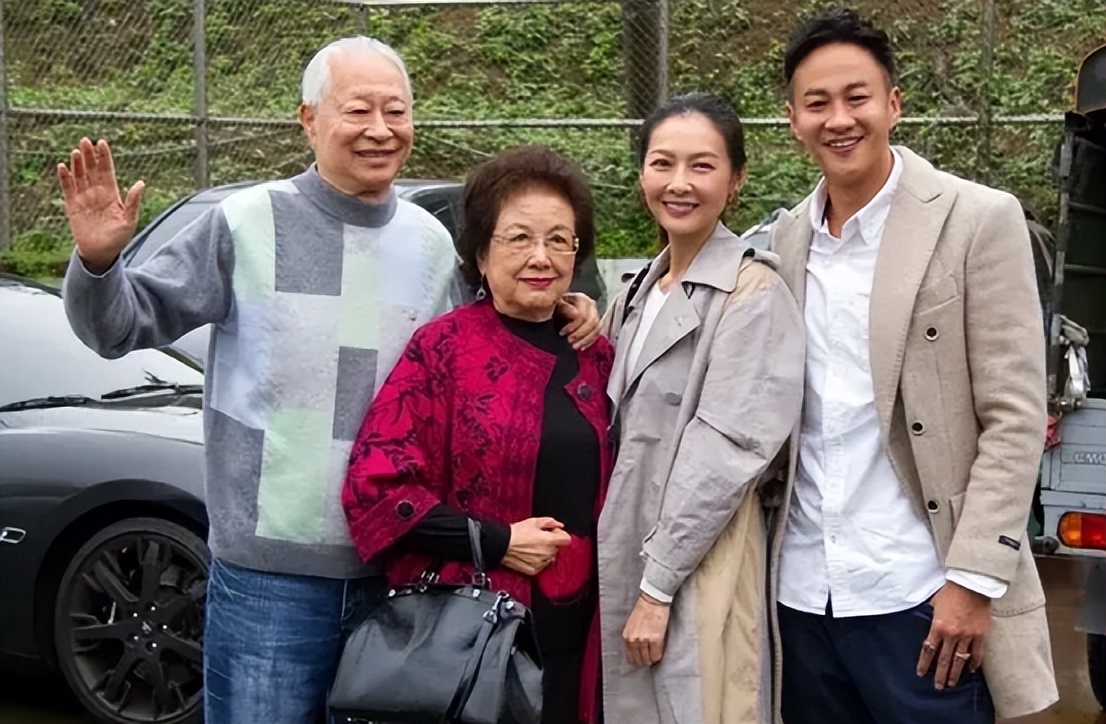 何润东与老婆现身机场,何润东安以轩红衣