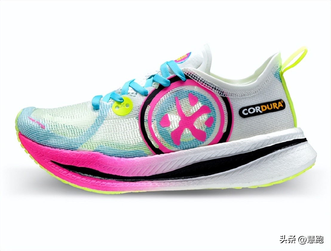 跑鞋内卷新高度：抢人抢名次争夺白热化你如何看？