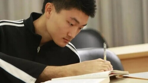 6岁小男孩失去双臂用脚写字,6岁失去双腿19岁单手爬进终点