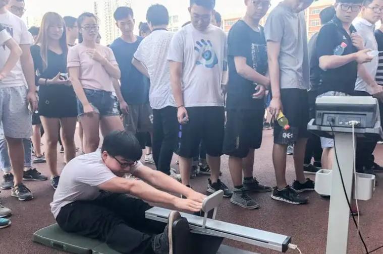 铁饭碗和工资翻几倍的工作选哪个,铁饭碗与高薪应该怎么选择