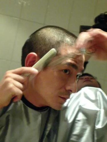 男明星剃寸头过程视频,最帅寸头短头发男明星