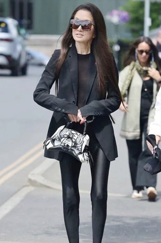 71岁王薇薇穿衣打扮,73岁王薇薇走红毯惹关注