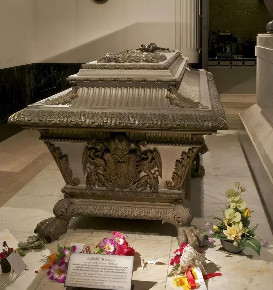 茜茜公主的美容秘诀曝光:血牛肉面膜+45公分腰围减肥法