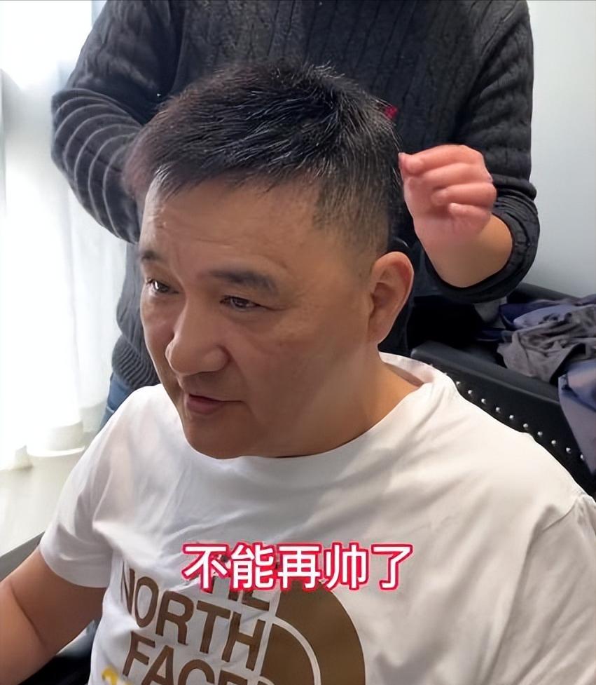 浙江宁波,老公秃顶老婆看着心烦,戴上假发又有危机感:男人真难