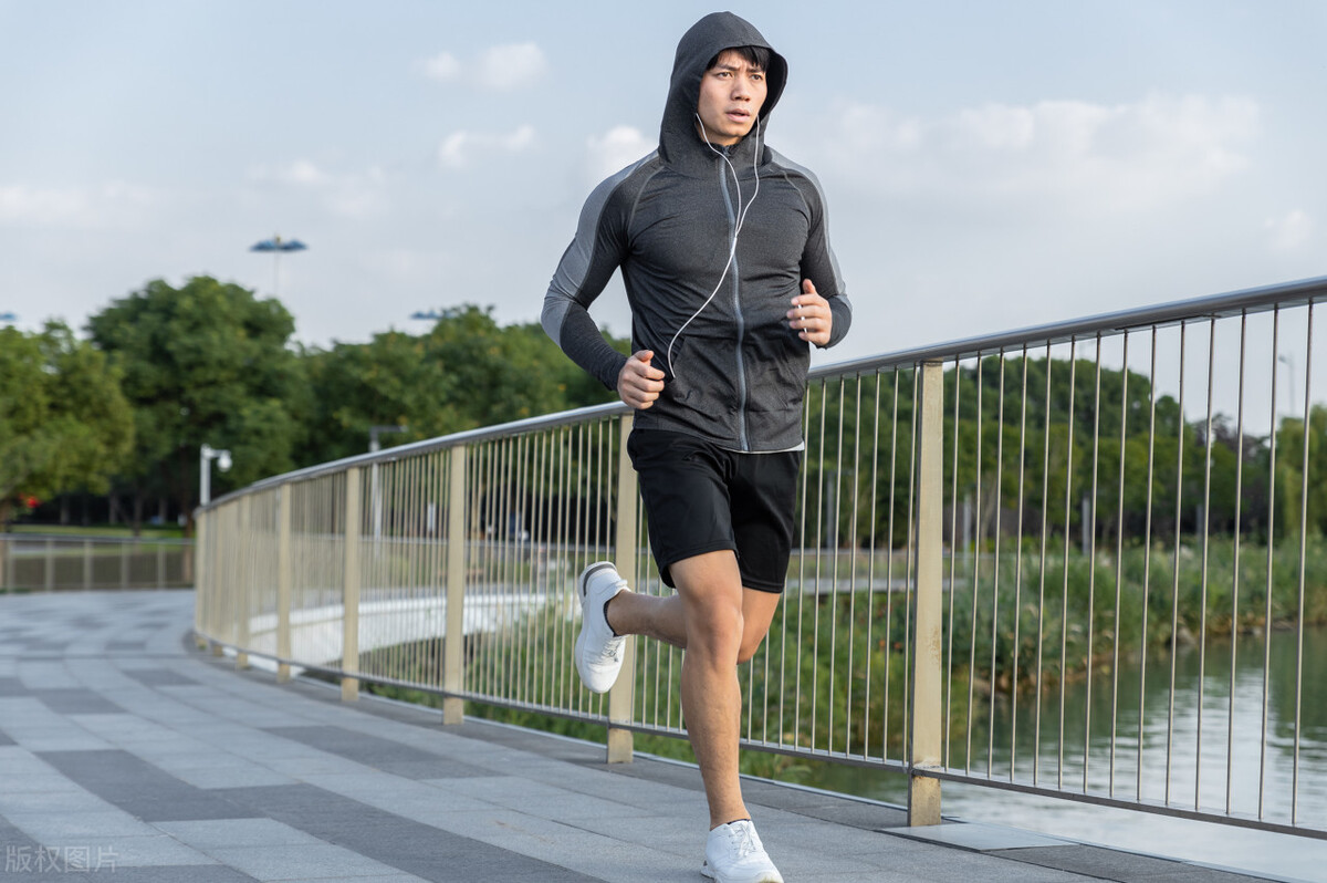 运动过量对心脏的危害如何治疗,每天跑步10公里会损点膝盖骨吗