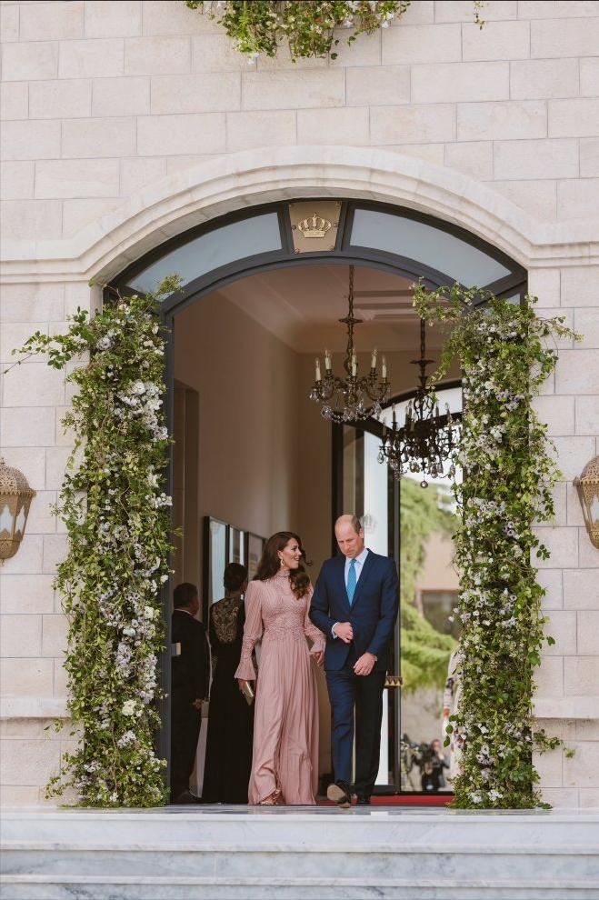 凯特王妃出席婚礼的礼服,凯特王妃粉色荷叶边