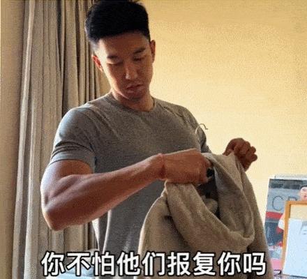 *拍偷**男被196cm肌肉男放倒制服,网友感叹:这体格一般人不敢惹