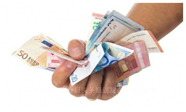 我和朋友吃饭，女服务员打翻一盆菜，我发现，女服务员状态不对