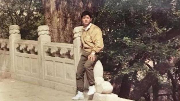 江苏穷小子，13岁工地搬砖白手起家，如今身家1400亿，成江苏首富