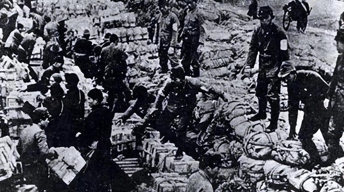 珍贵照片，日军*杀屠**老百姓强奸妇女，用刀剖开肚子，看看多残忍