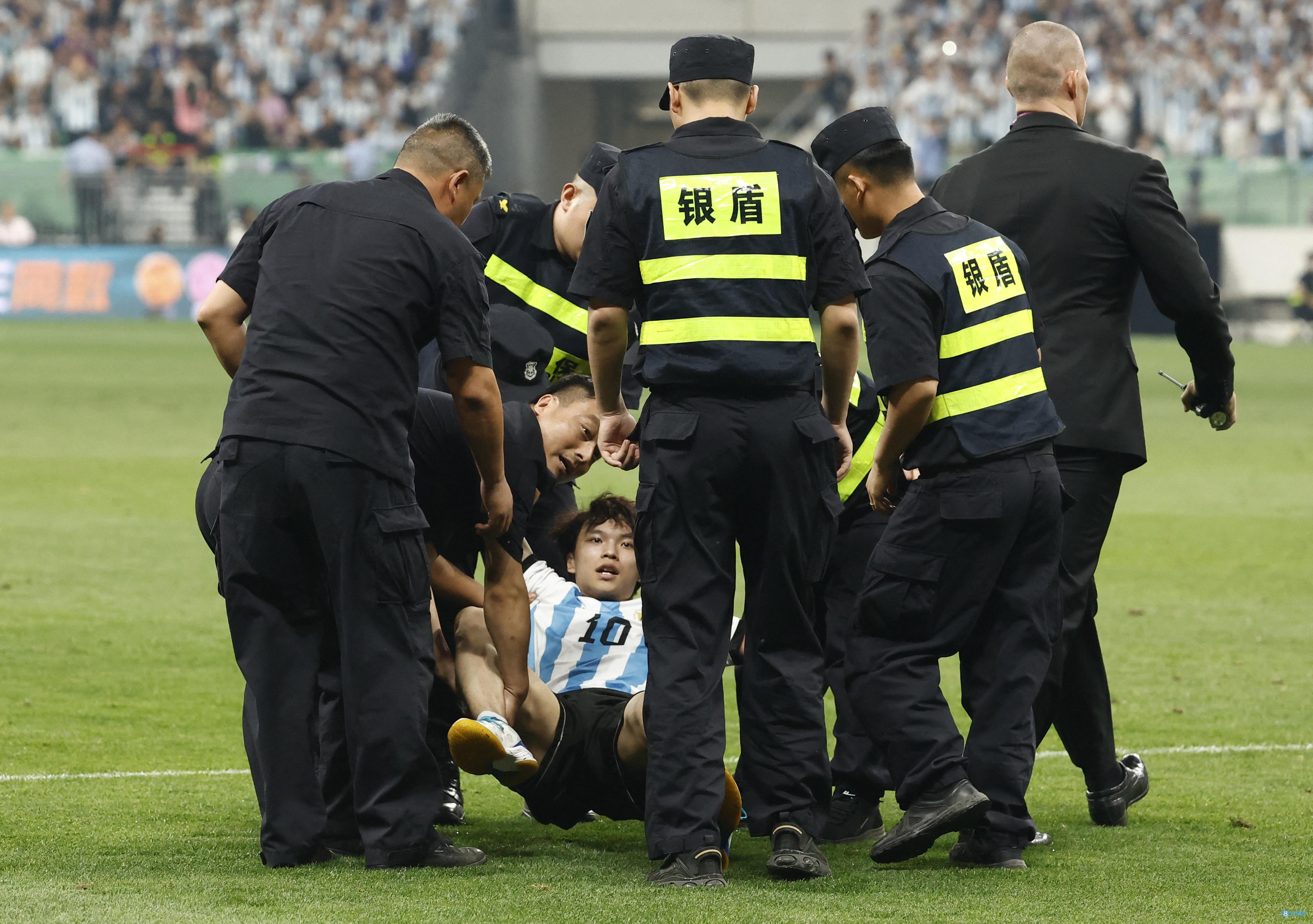 中国球迷闯球场,中国球迷拥抱梅西完整版