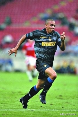 卡卡入选足球历史最佳11人,意大利老球星卡卡