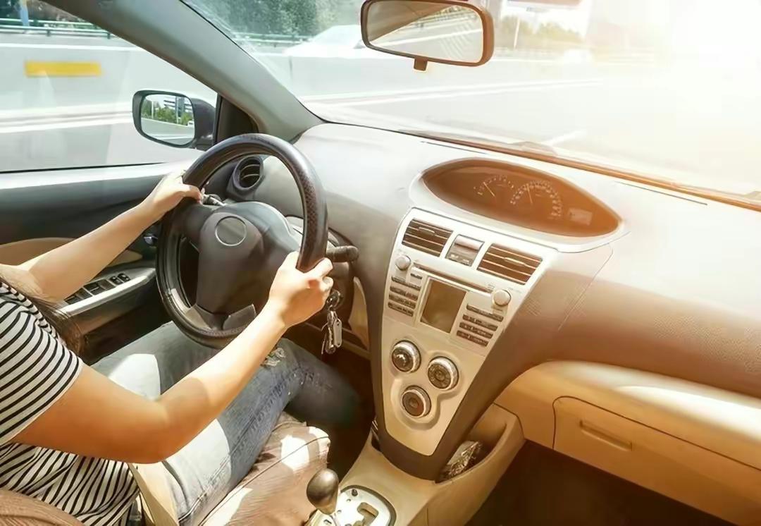 情侣在网约车上遭司机不满,情侣在网约车上吵架连扇耳光后续