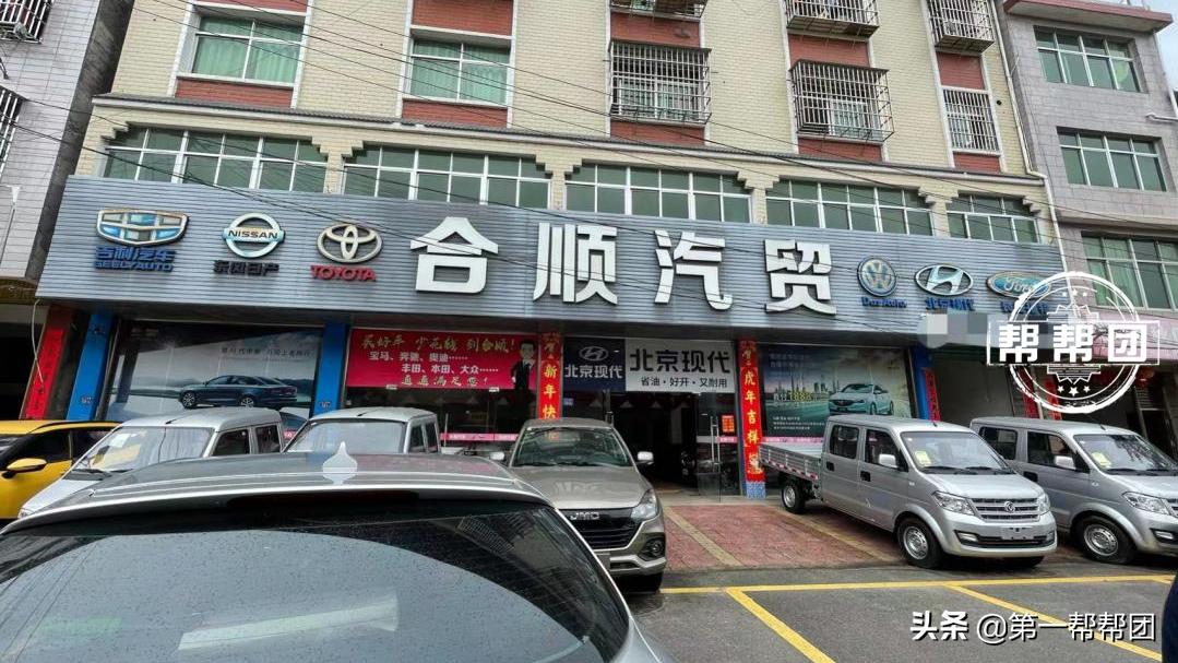 白色新车有色差,纸巾一擦还掉漆?商家却称:正常,太阳晒的