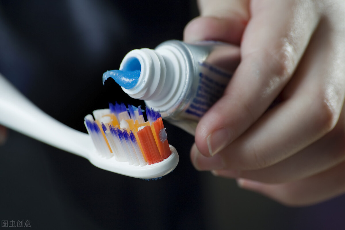 怎样有效清除前挡风玻璃油膜,怎么清理汽车前挡风玻璃油膜