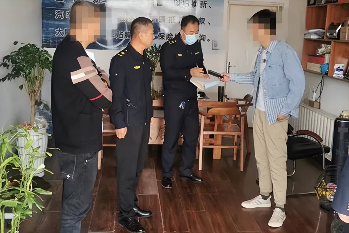 店主霸占公共车位被处罚,二手车长期霸占公共停车位