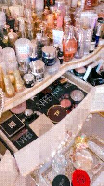 伴娘抢了新娘风头躲角落,伴娘躲在角落玩手机很漂亮