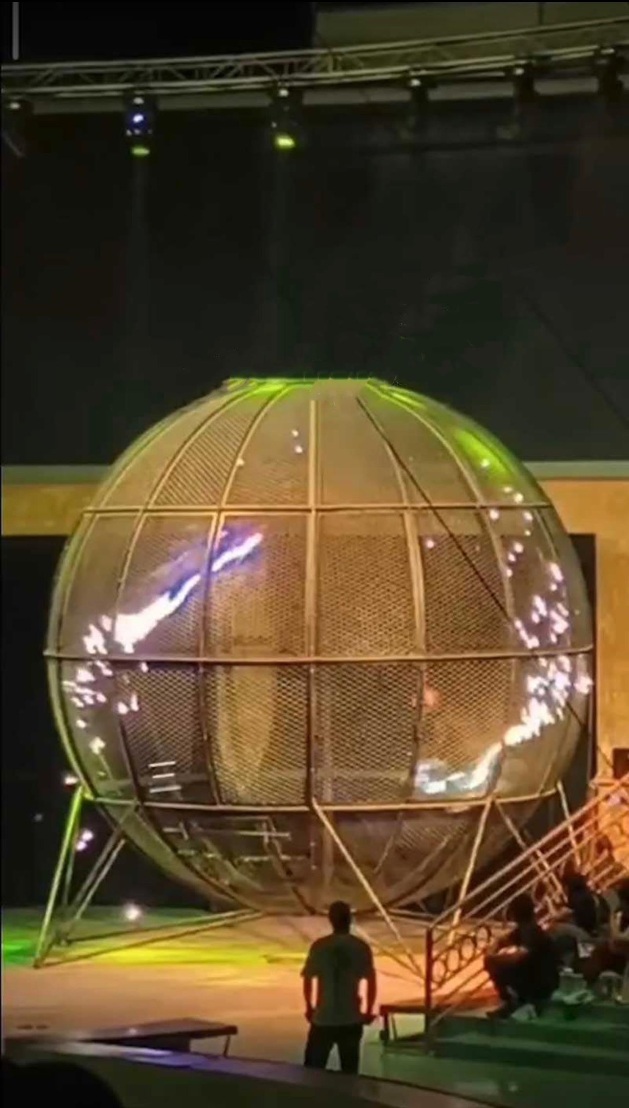 晋中马戏团起火原视频,马戏团摩托车表演起火