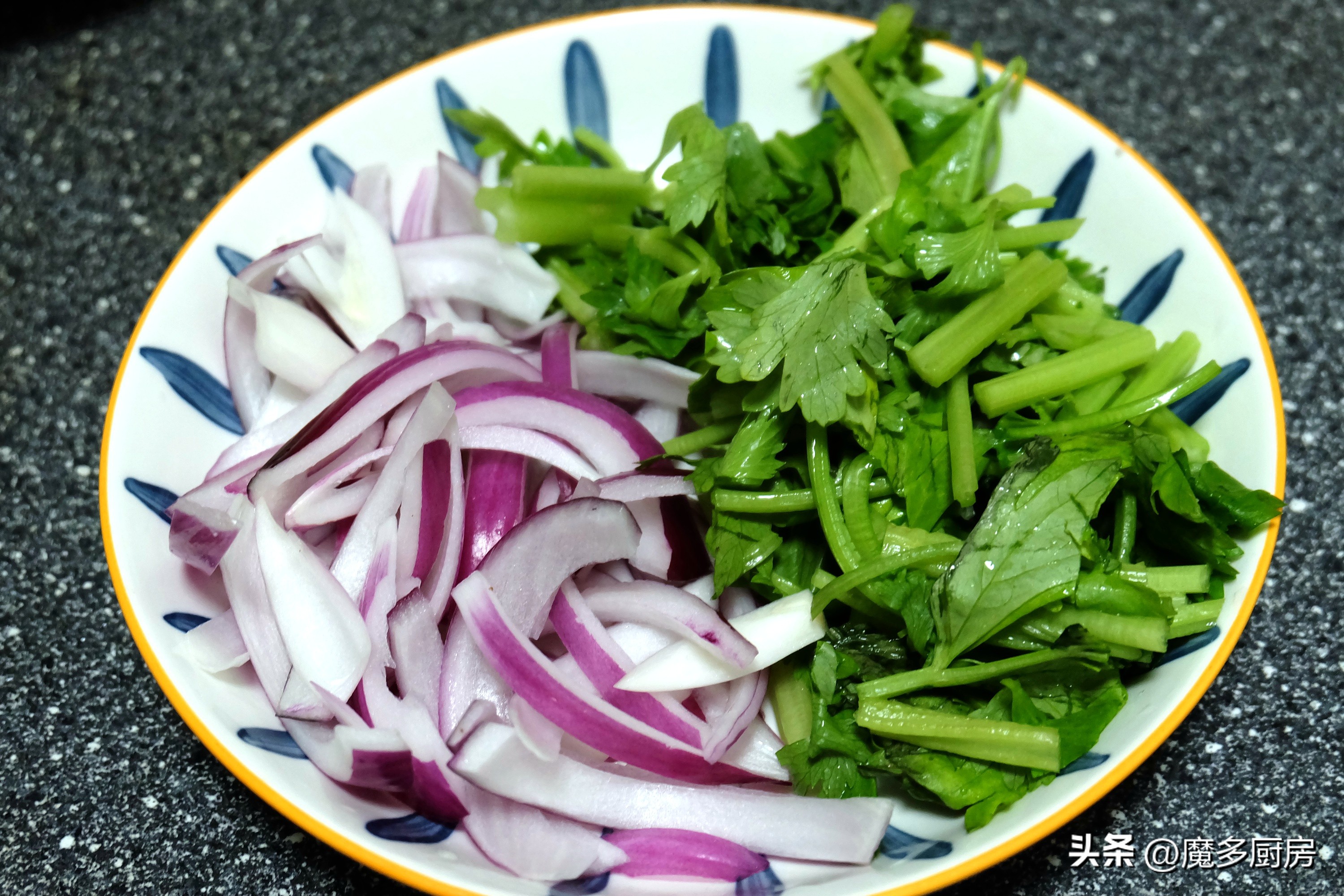 虾洋葱芹菜青椒一起炒,虾仁香芹洋葱做法