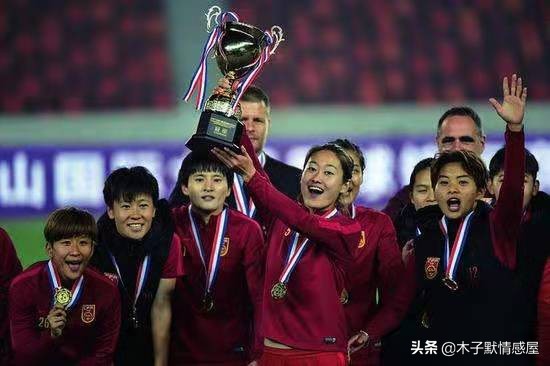 十年前，女足姑娘中有人经济窘迫得捡矿泉水瓶卖钱