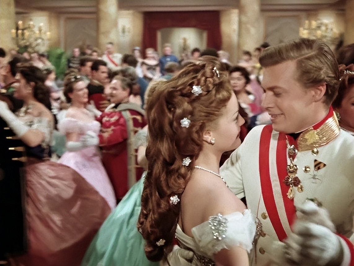 茜茜公主：17岁嫁入王室，长女早夭，独子为爱殉情，61岁香消玉殒