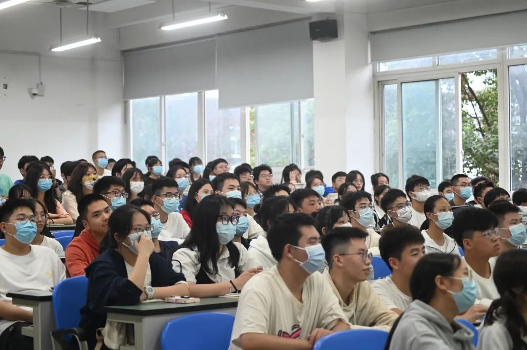 2022级锦城“萌新”的第一次晚点名来啦