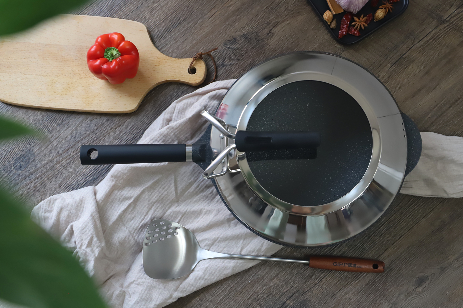 居派碳晶不粘锅测评,不惧铁铲的铁锅