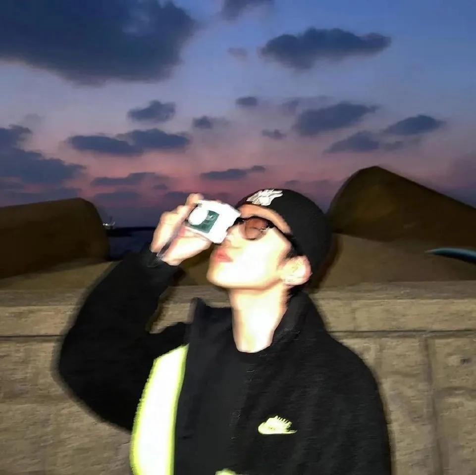 男生头像阳光简单干净,男生头像冷酷帅气