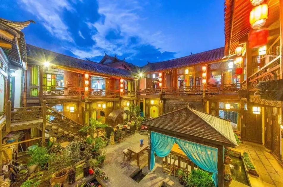 丽江古城一家客栈,丽江古城哪一家客栈门口有个大树