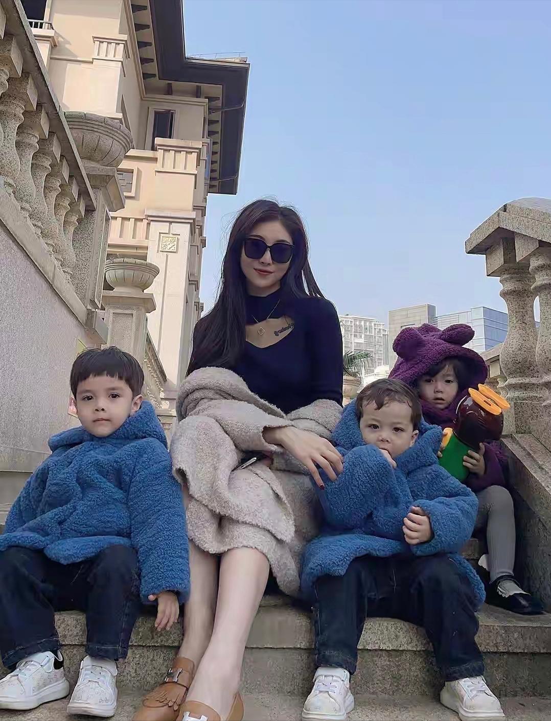 30岁女模特试管生下混血三胞胎,30岁女模特生下三胞胎