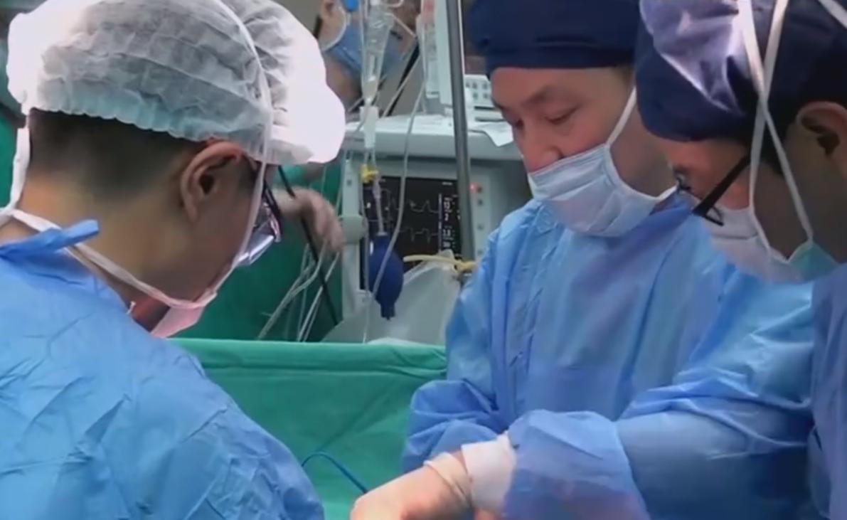 53岁父亲遭受车祸九死一生,父亲被卡车拦腰碾压救活了吗