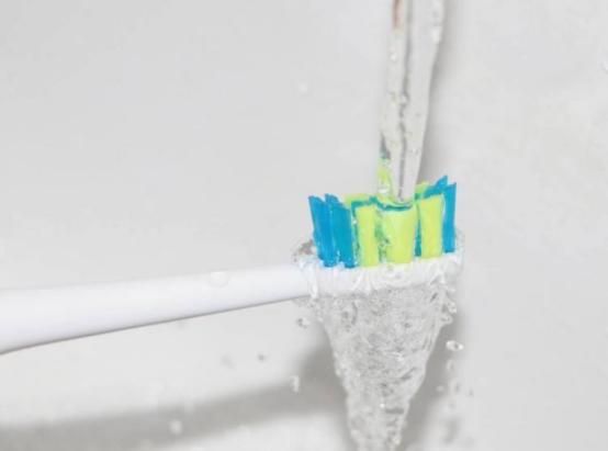 为什么牙医不推荐使用电动牙刷,牙医不推荐电动牙刷背后的原因