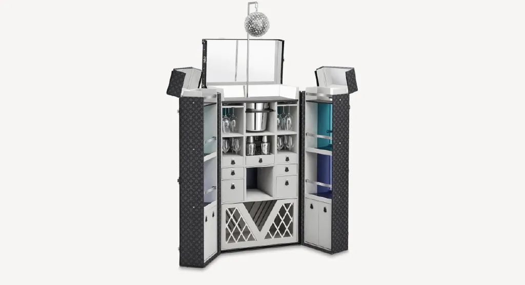 顶流卖丑大翻车！11万的透视裤、露奶衫，25万的飞机包，狗都不买