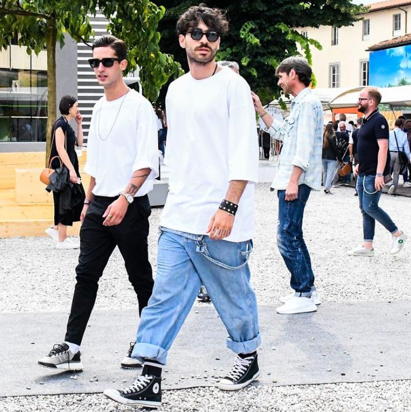 男士夏天t恤紧身好还是宽松点好,夏男运动t恤紧身好还是宽松好