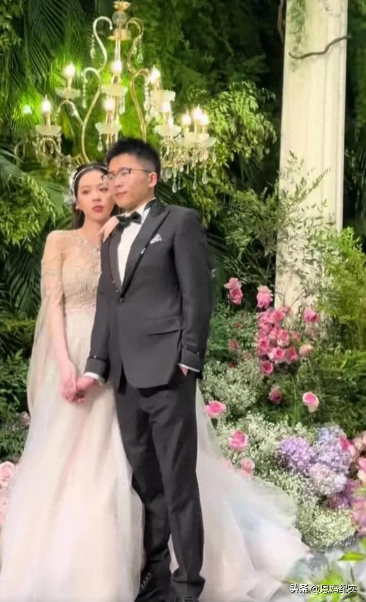 伊尔康二儿子订婚现场:新娘肚子胀得像怀孕了,婆婆盖过新娘