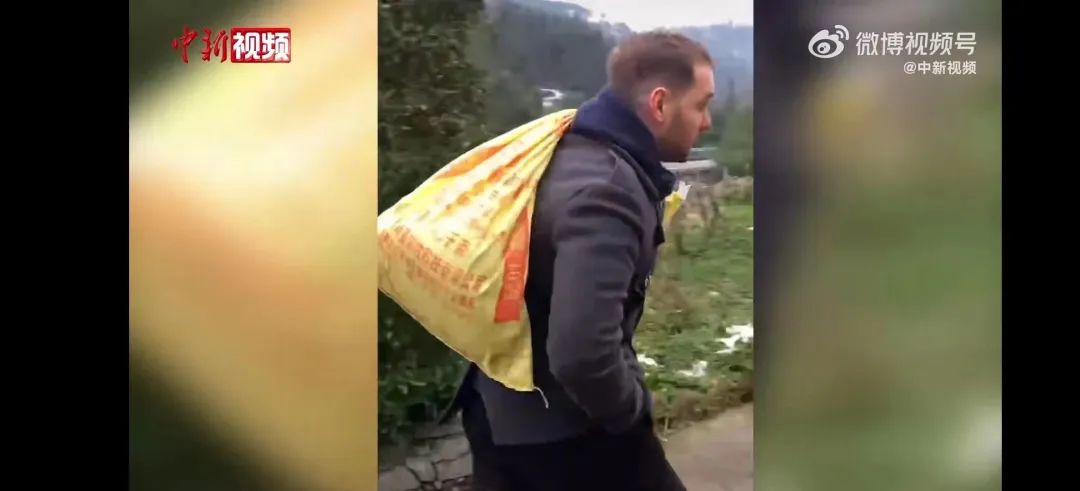 女子晒老公回家和返程,女子晒老公回乡